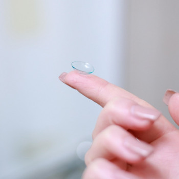 Les lentilles, c’est pratique... Oui, mais pas sans règles !