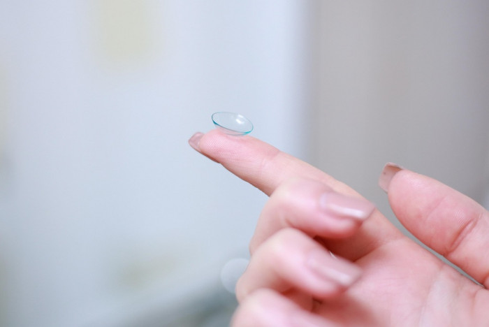 Les lentilles, c’est pratique... Oui, mais pas sans règles !